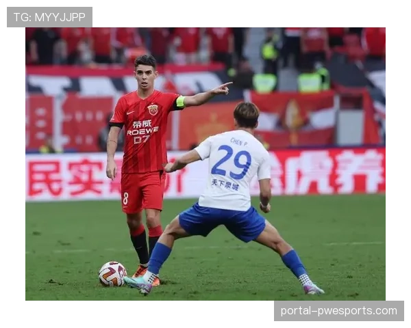 特写:定位球攻防后的转换,上海海港队员迅速落位形成防守层次,阻断对方快发 特写:定位球攻防后的转换,上海海港队员迅速落位形成防守层次,阻断对方快发